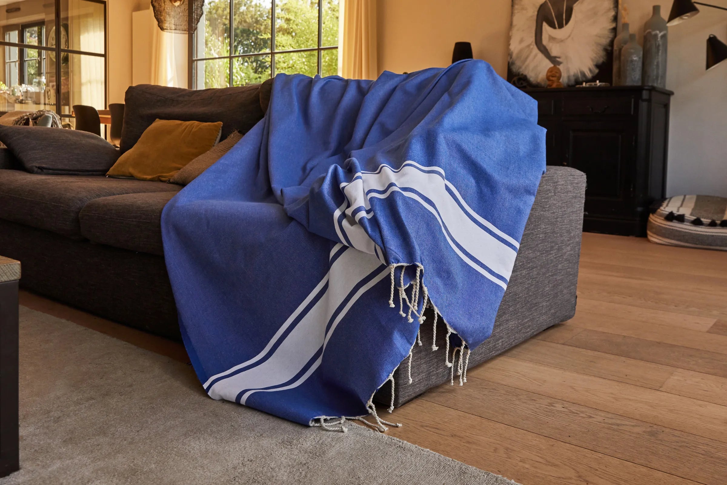 La fouta en jeté de canapé : un accessoire déco élégant et pratique - BY FOUTAS