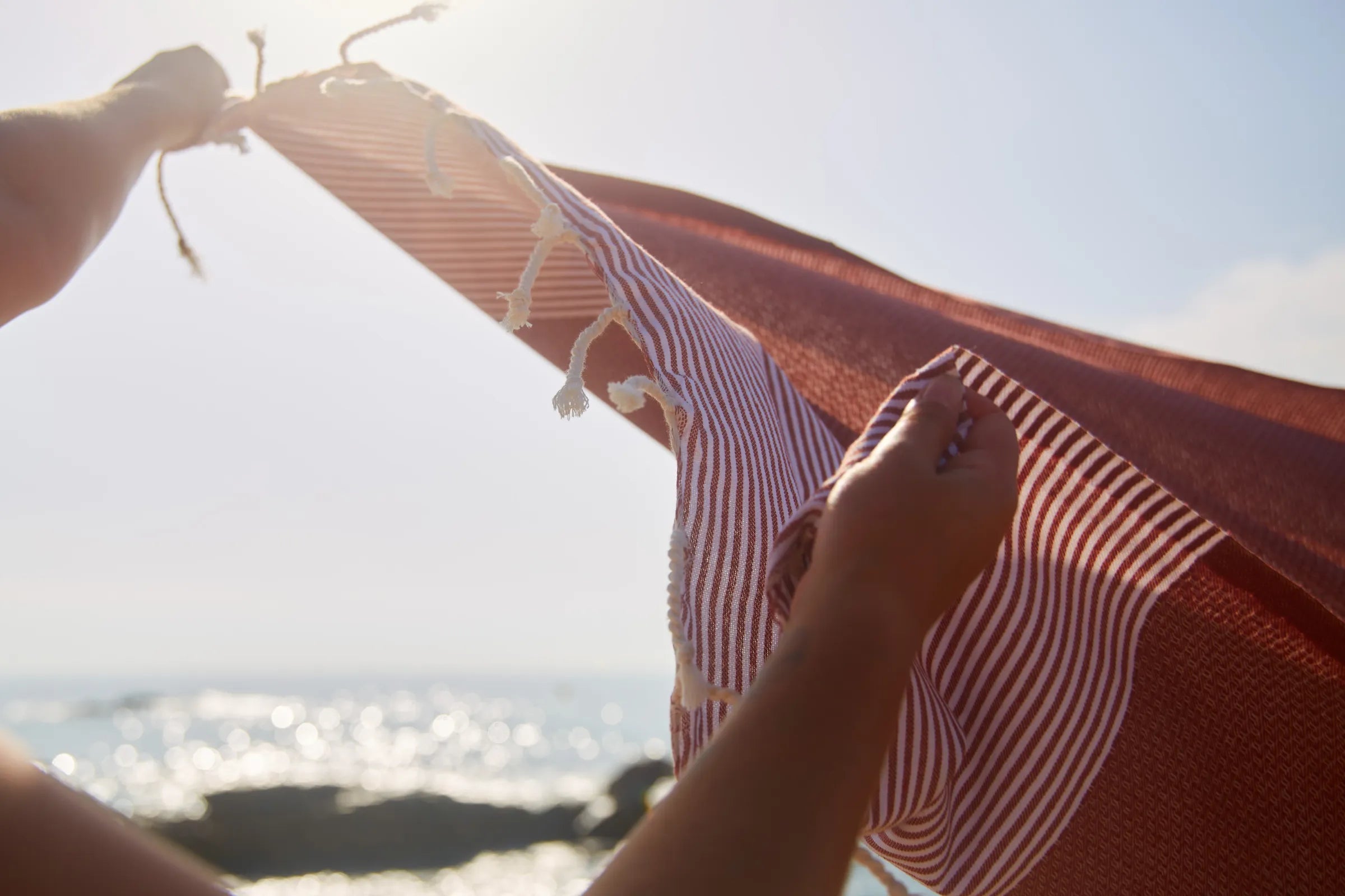 Pourquoi la fouta de plage est-elle plus légère et compacte qu’une serviette classique ? - BY FOUTAS