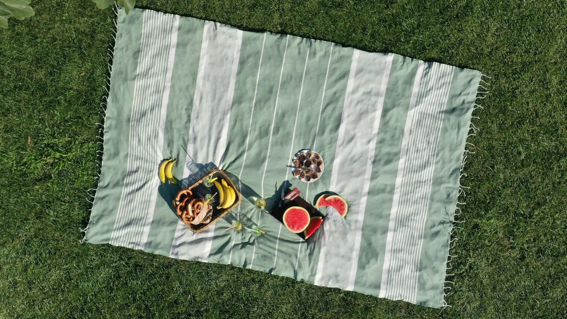 Fouta XXL en coton recyclé dépliée sur la plage - BY FOUTAS