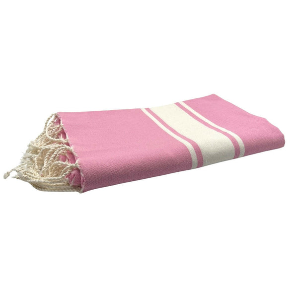 fouta Tissage plat couleur rose bonbon pliée façon serviette de plage - BY FOUTAS