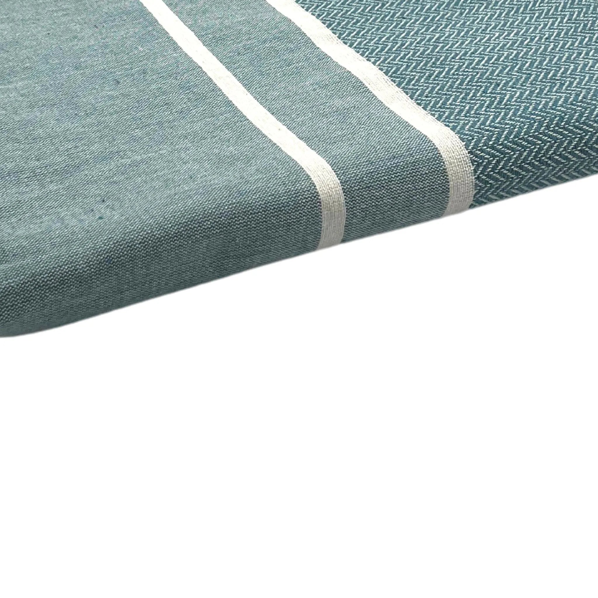 Zoom auf das Strandtuch Chevron, anpassbar Entenblau - BY FOUTAS