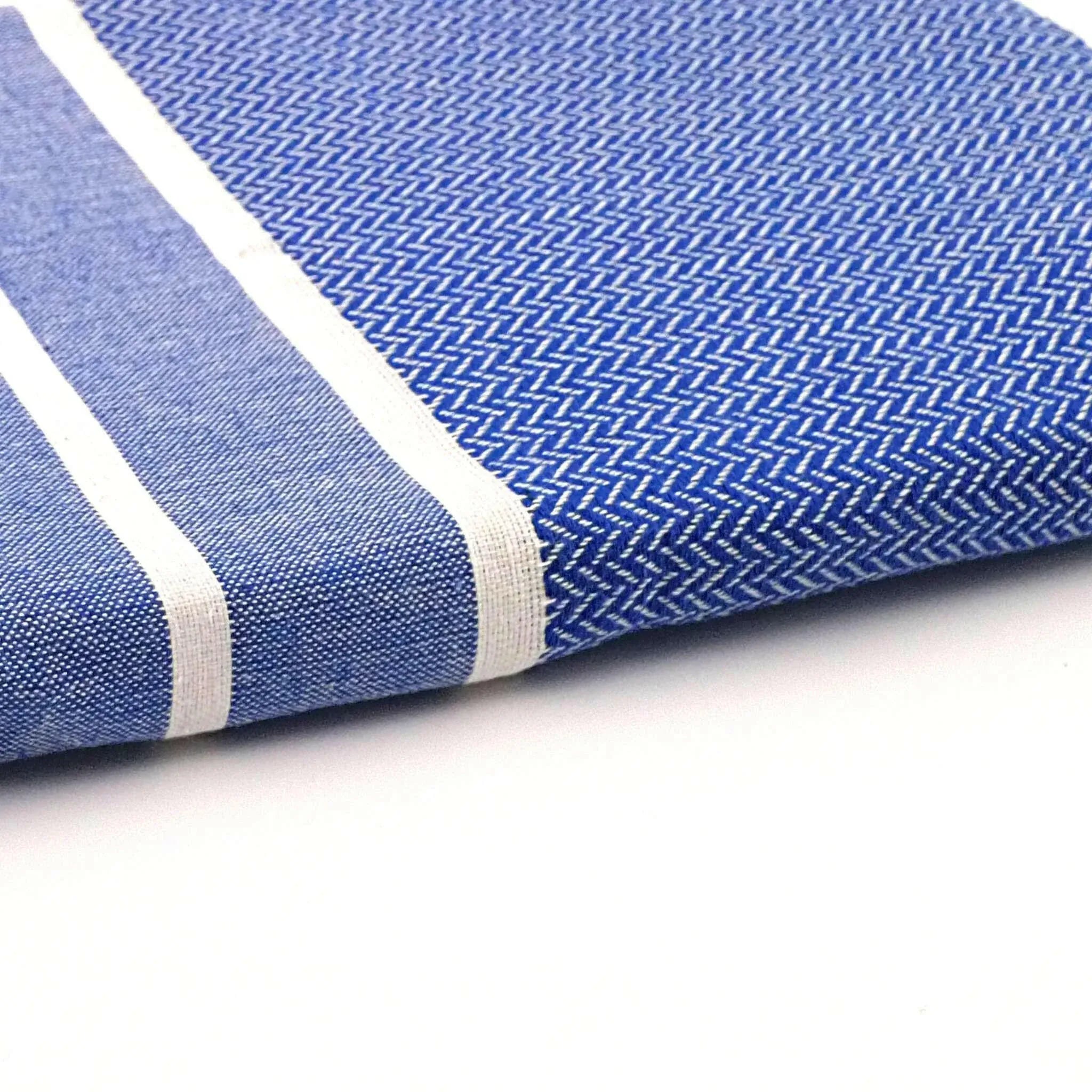 Zoom auf das Strandtuch Chevron, anpassbar Ozeanblau - BY FOUTAS