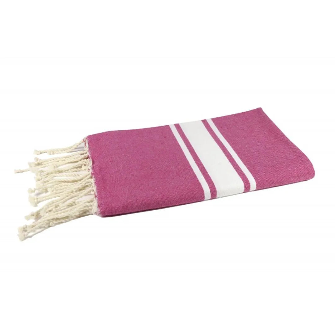 Strandtuch Classique Fuchsia hängend in einem Badezimmer - BY FOUTAS