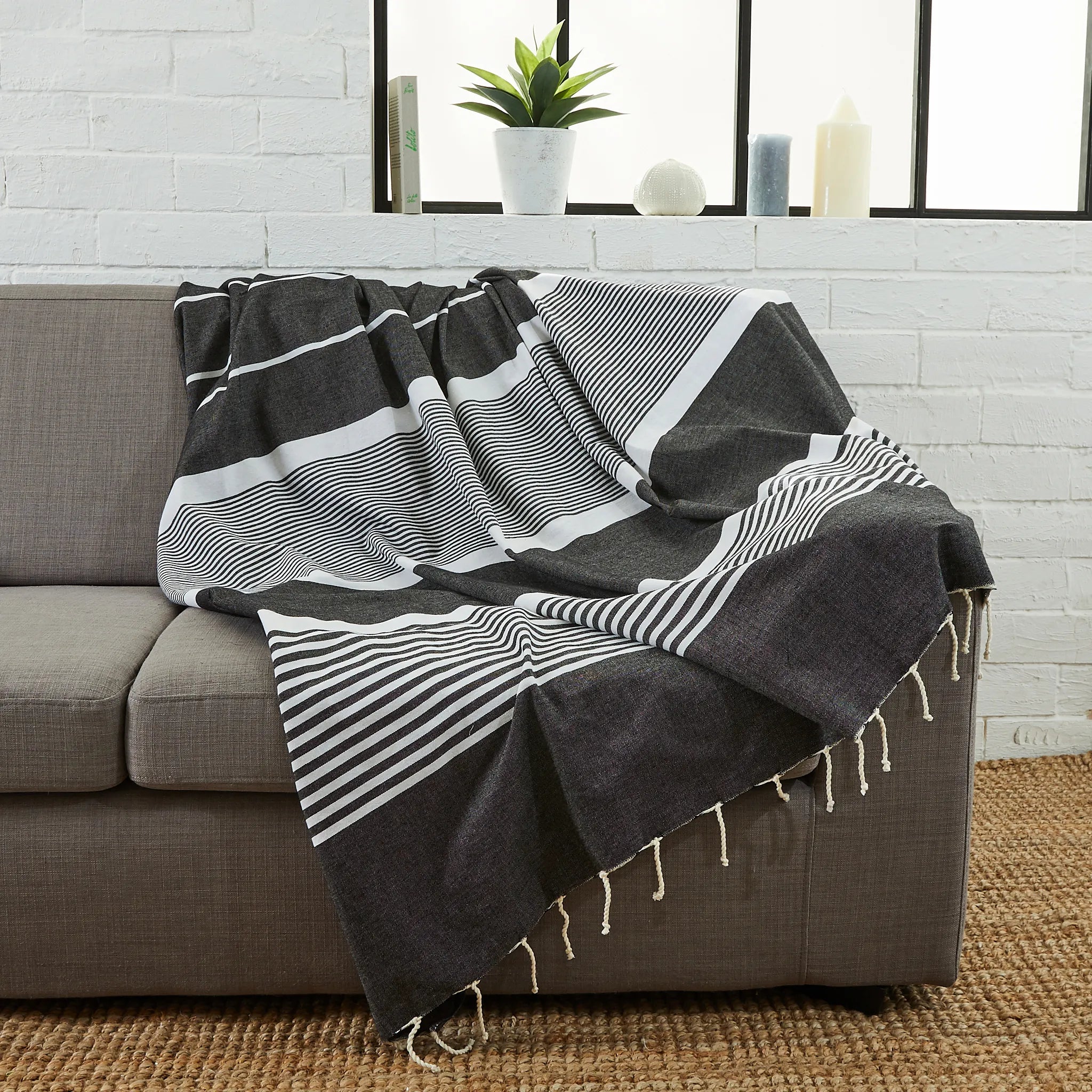 Woman wearing a Foutas XXL Black - BY FOUTAS