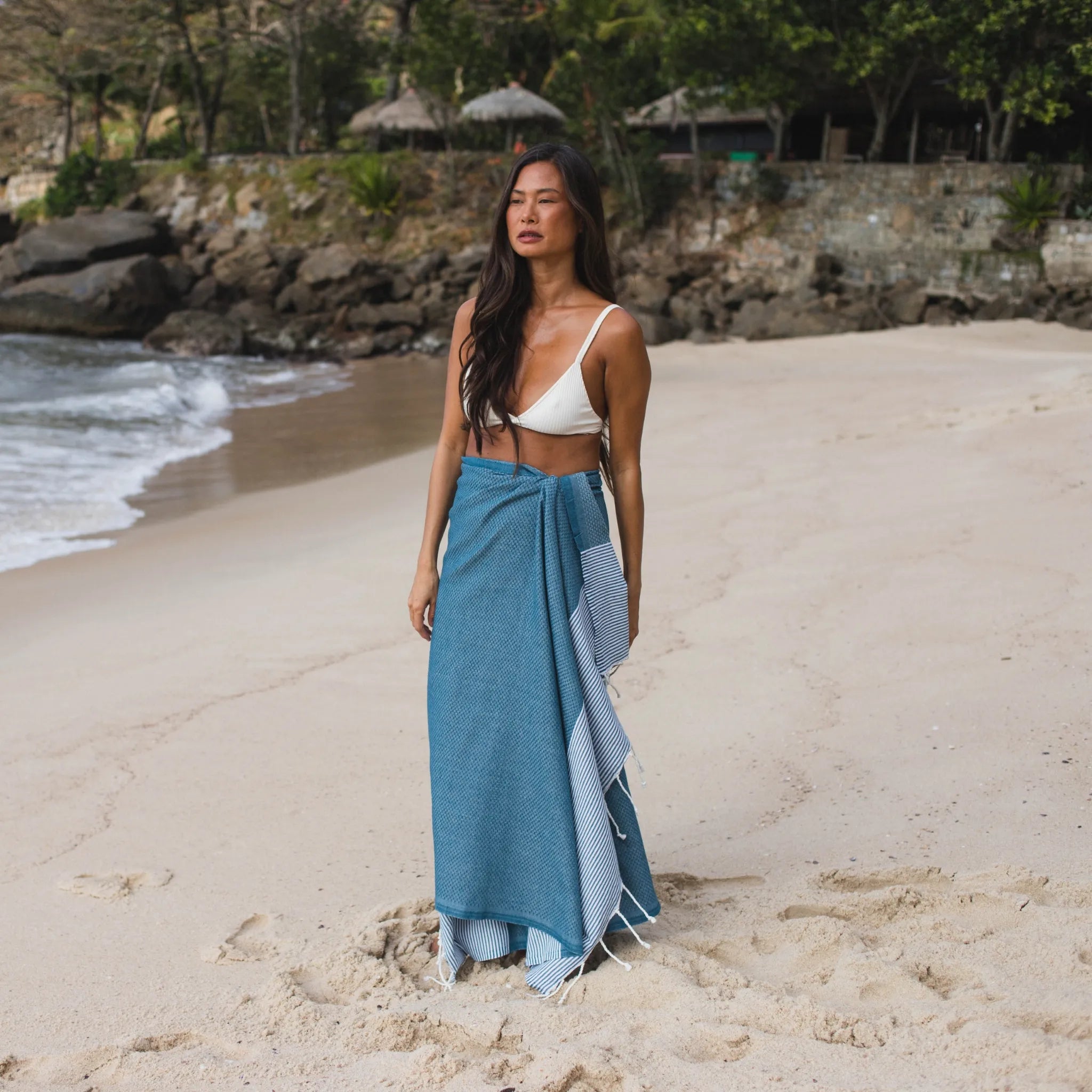 Woman using a Duck Blue Honeycomb Fouta - BY FOUTAS