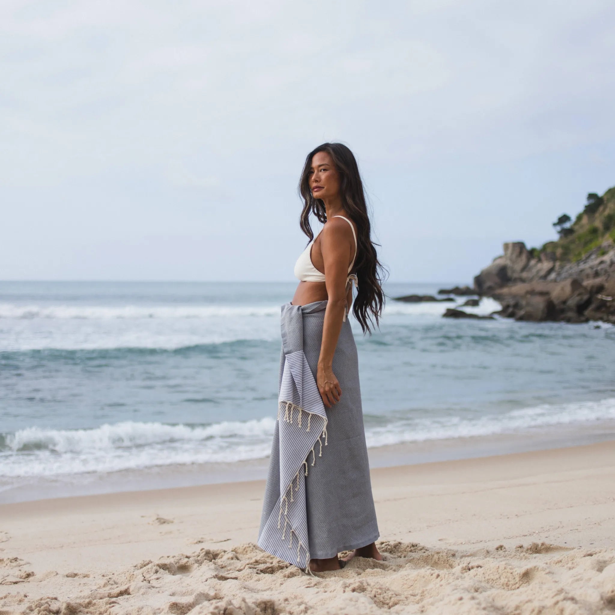 Woman using a Dark Grey Honeycomb Fouta - BY FOUTAS