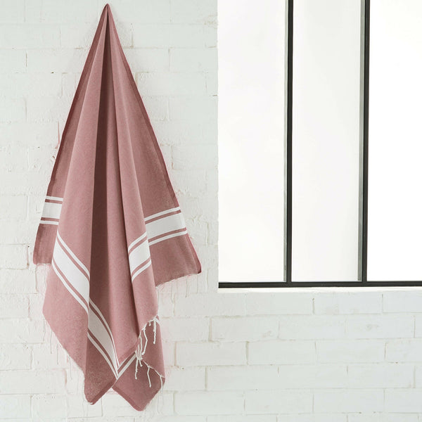 fouta flat weave powder pink color hanging in a bathroom - BY FOUTAS