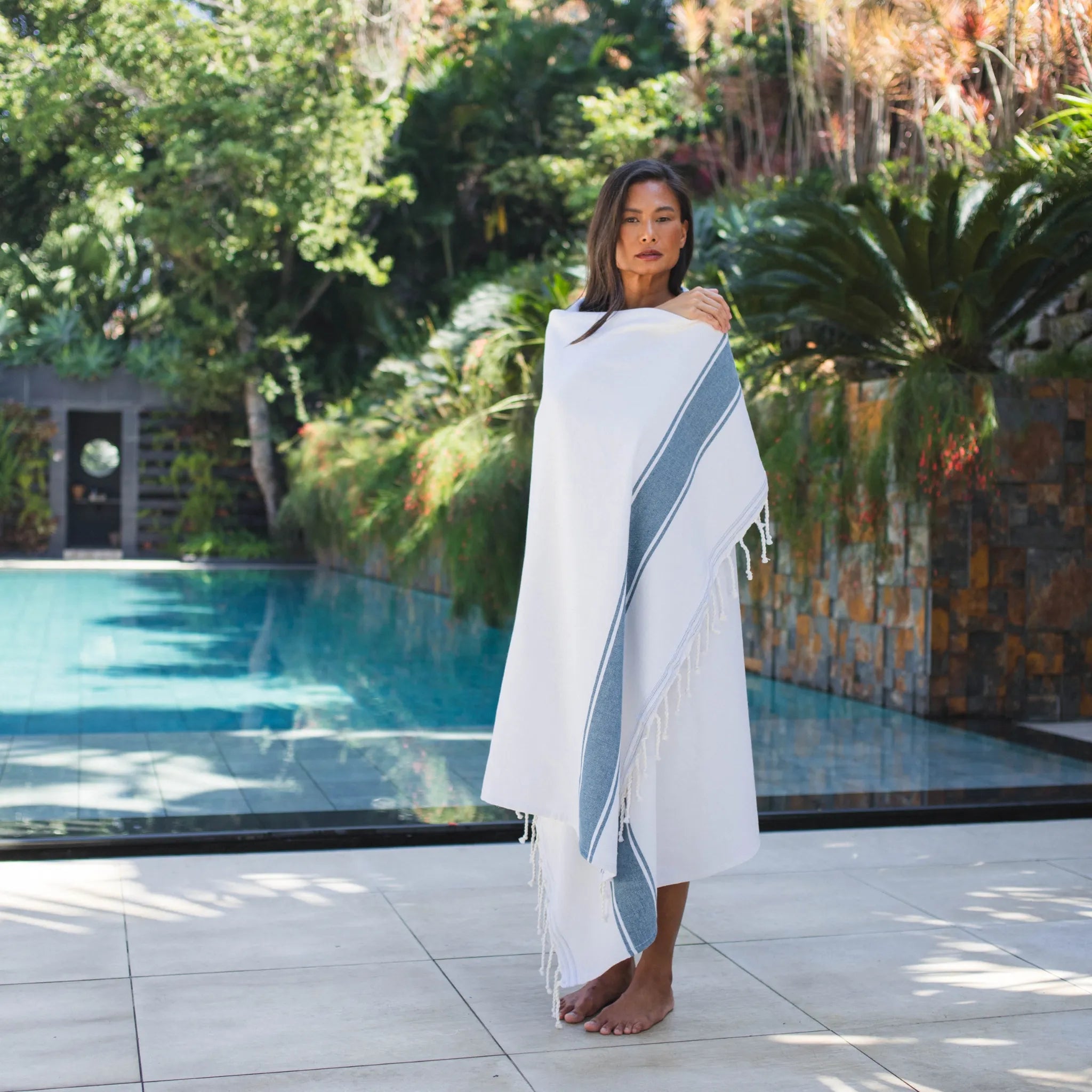 Mujer usando una Fouta de Rizo Blanco/Azul Pato - BY FOUTAS