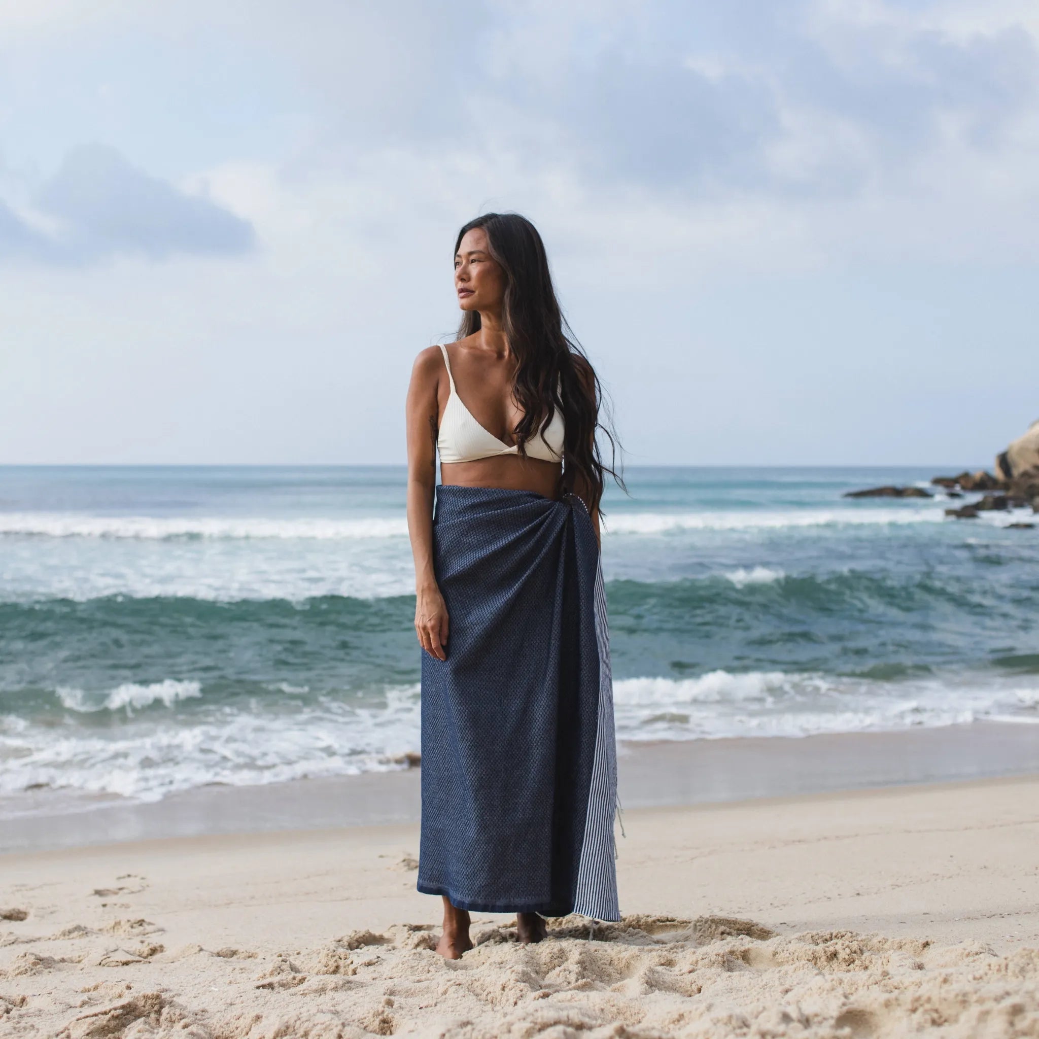 Mujer usando un Fouta de nido de abeja azul marino - BY FOUTAS