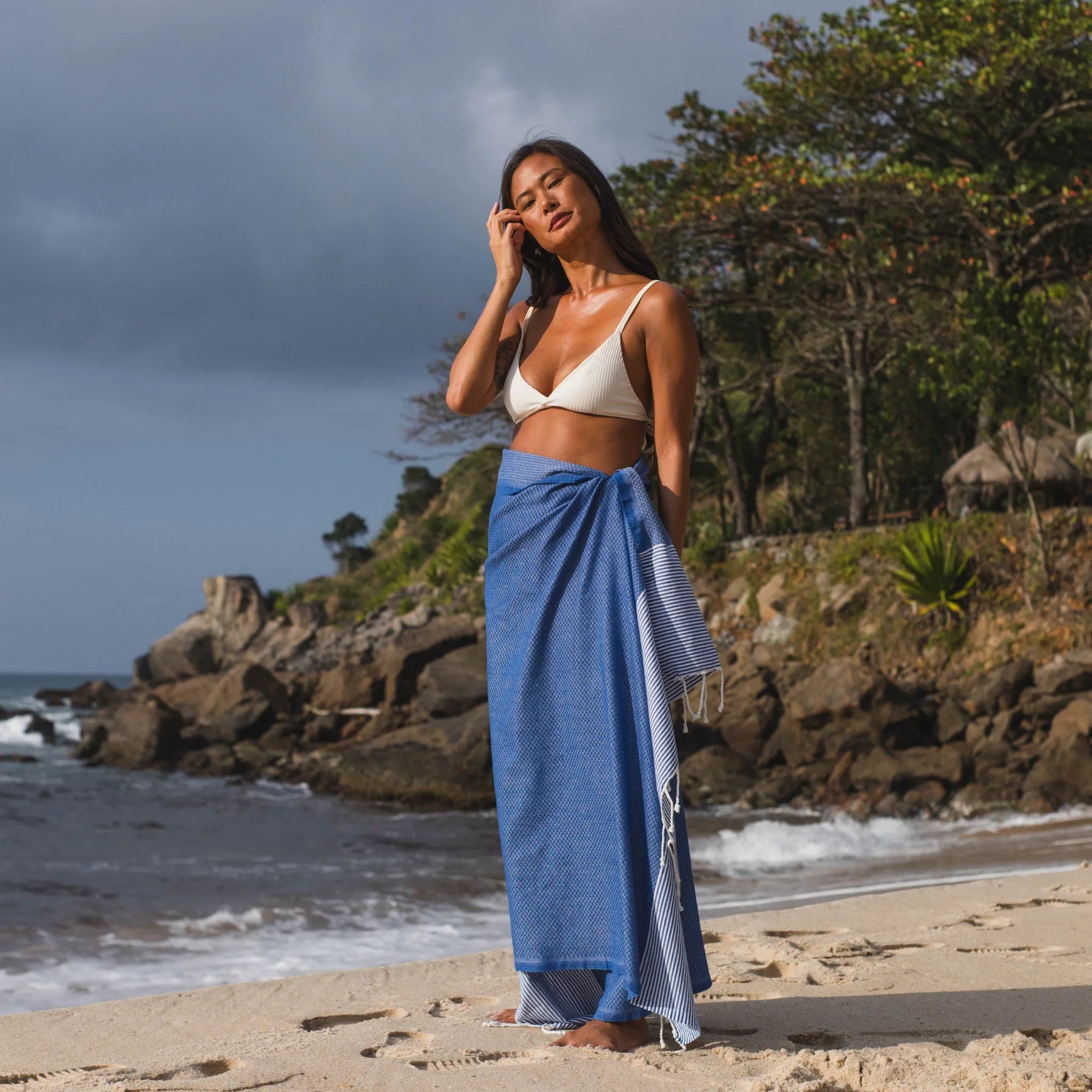 Mujer usando una Fouta de panal azul océano - BY FOUTAS