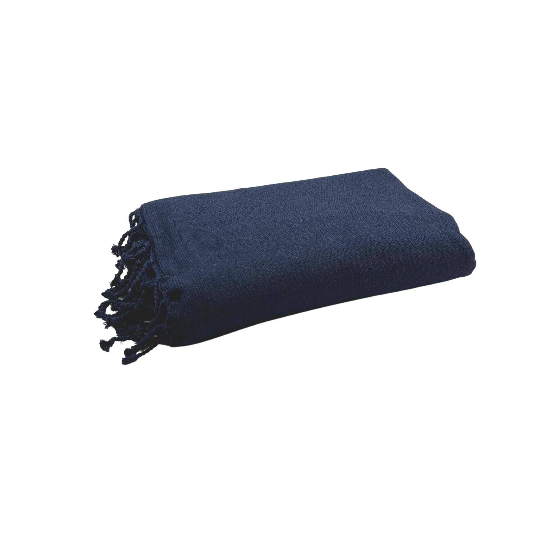 Mujer utilizando una esponja Fouta azul marino personalizable - BY FOUTAS