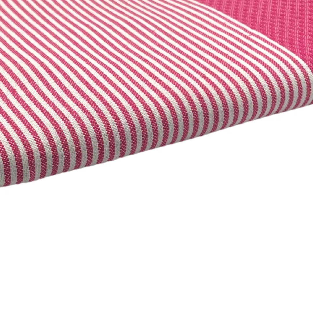 Zoom sobre la Fouta nido de abeja fucsia - BY FOUTAS