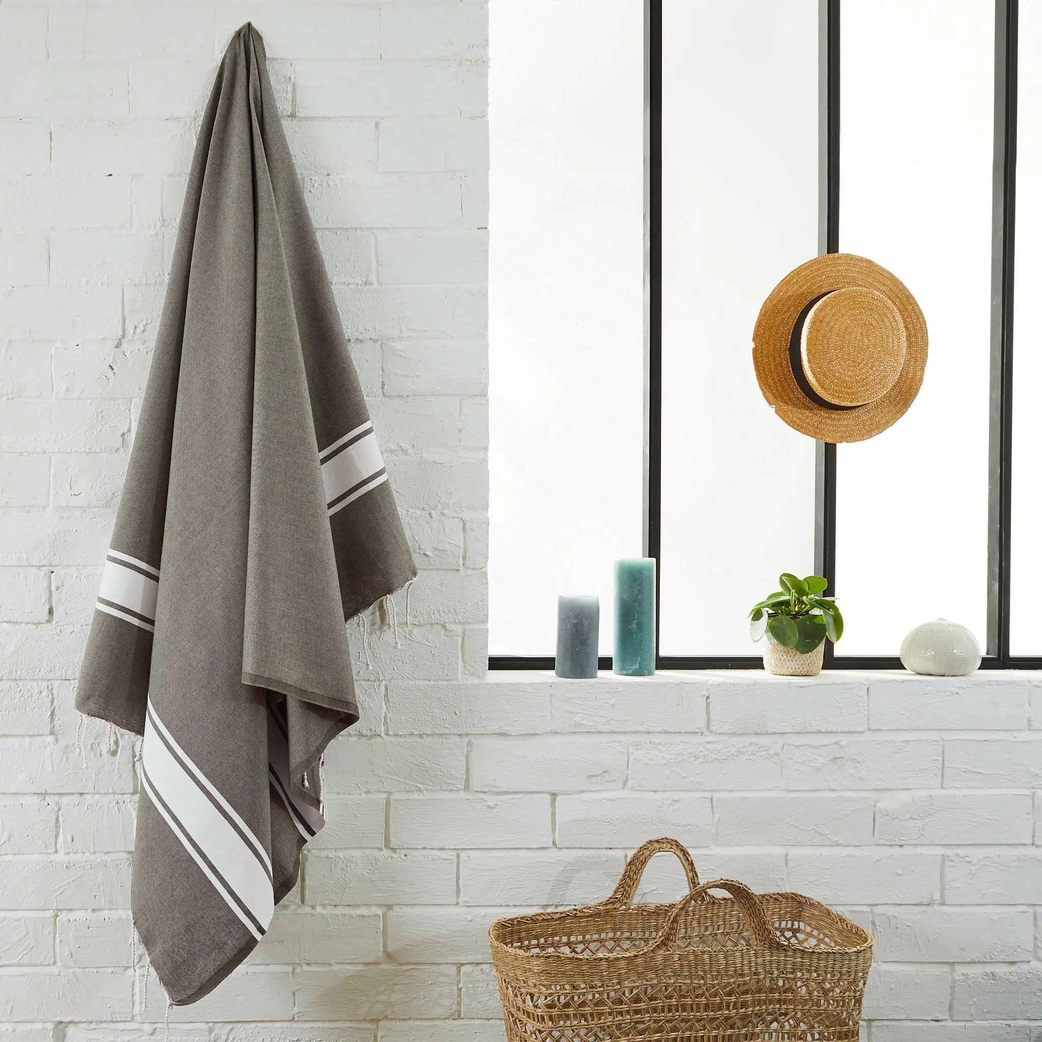 Donna che utilizza una Fouta classica personalizzabile color taupe - BY FOUTAS