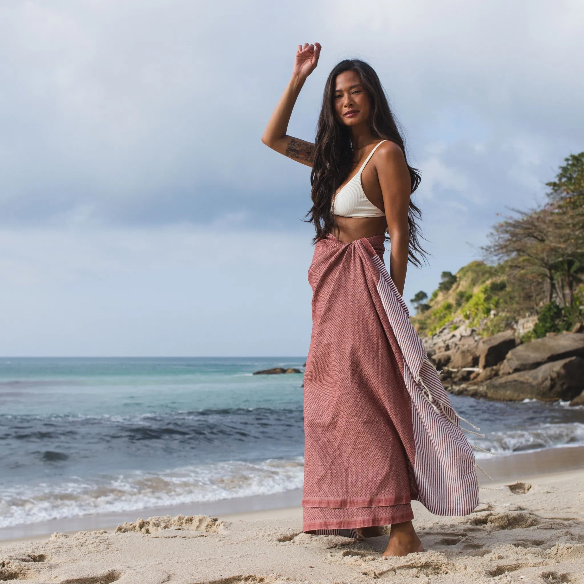Donna che usa una Fouta a nido d'ape in terracotta - BY FOUTAS