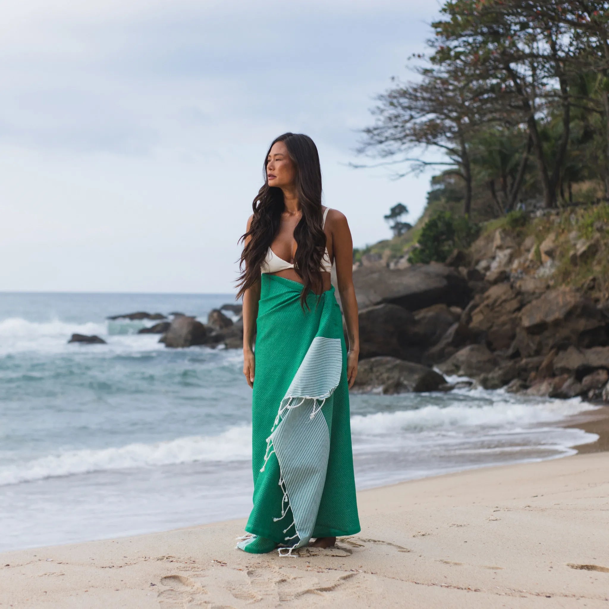 Donna che usa una Fouta a nido d'ape verde smeraldo - BY FOUTAS