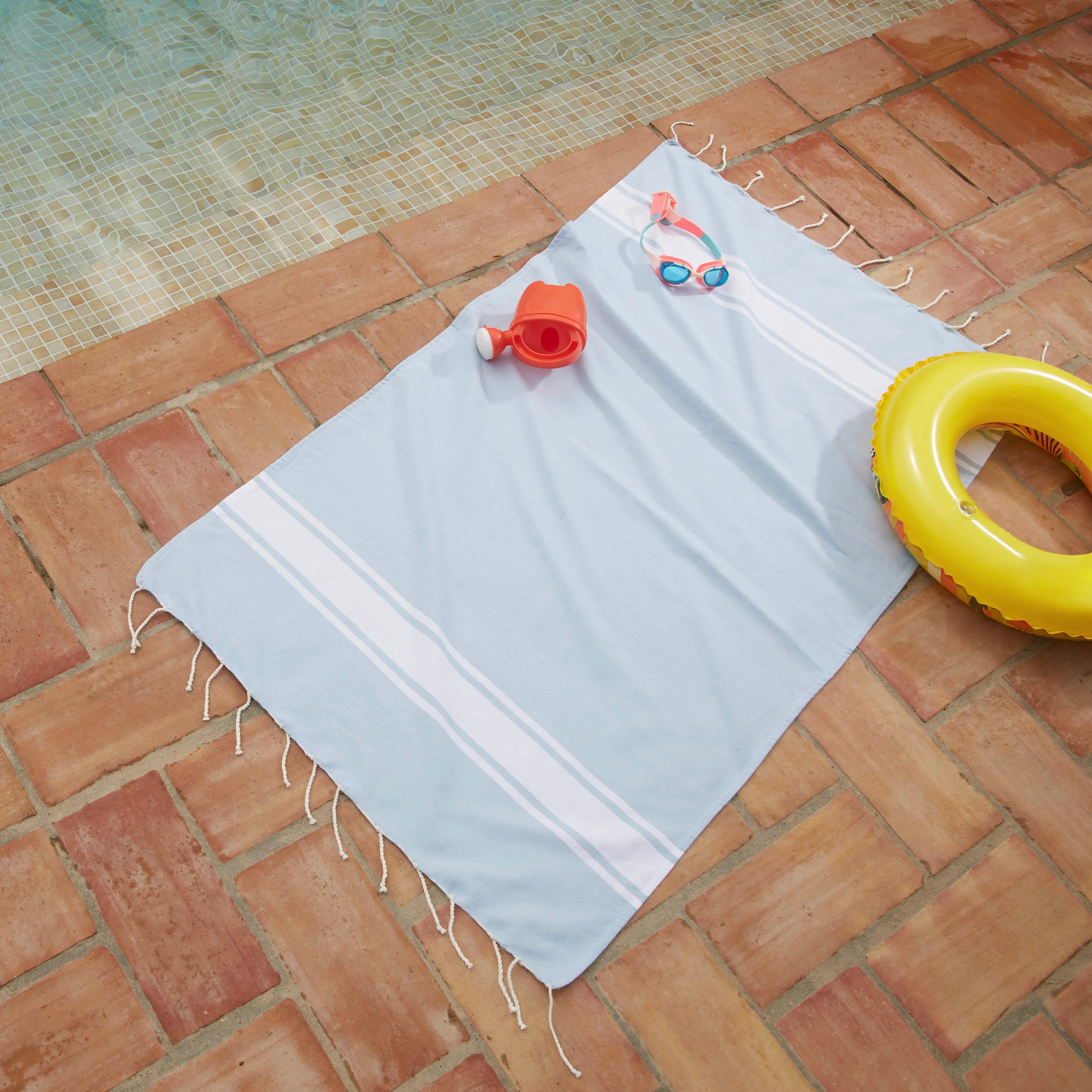 Donna che usa un bambino blu cielo Fouta - BY FOUTAS