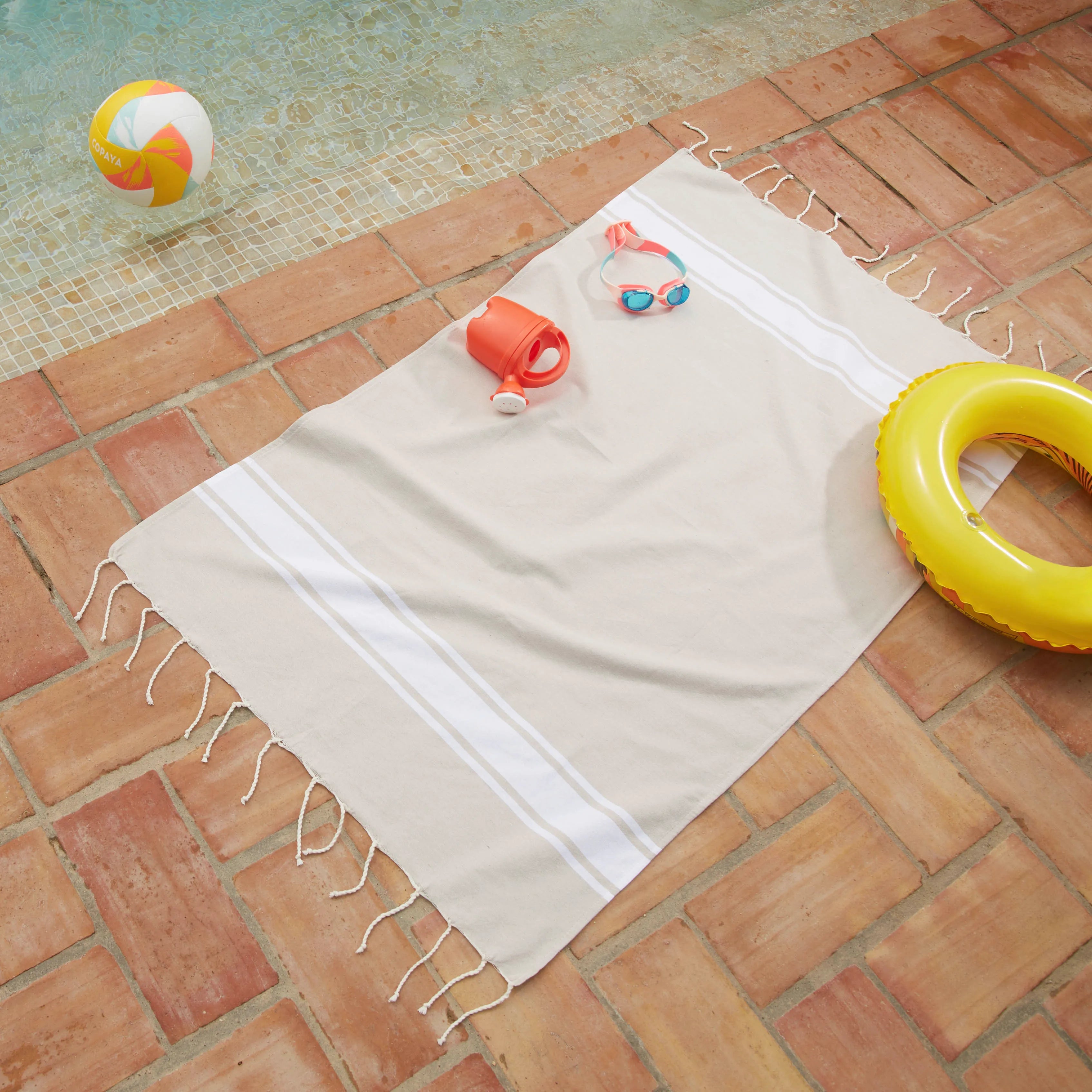 Donna che utilizza un Fouta Sahara personalizzabile per bambini - BY FOUTAS