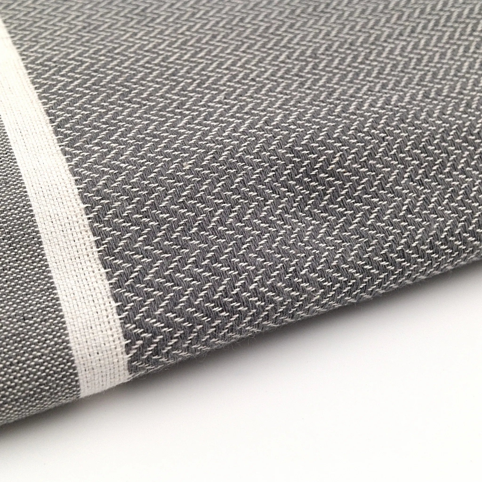 Zoom sulla Fouta grigia Chevron personalizzabile - BY FOUTAS