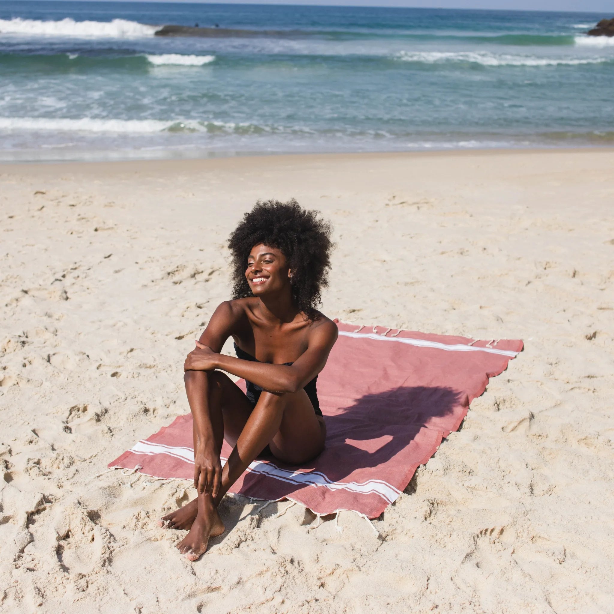 Fouta Classique Rose Poudré appeso in un bagno - BY FOUTAS