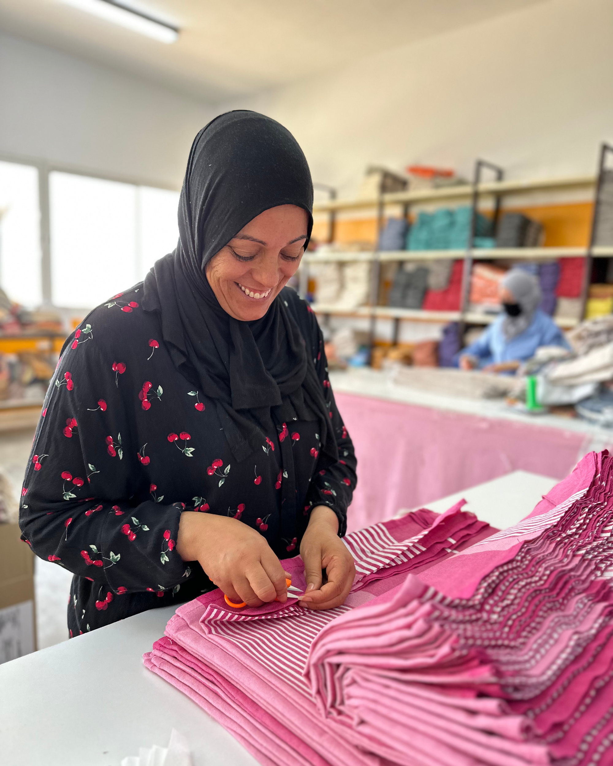 Handwerkster weeft een fouta - DOOR FOUTAS