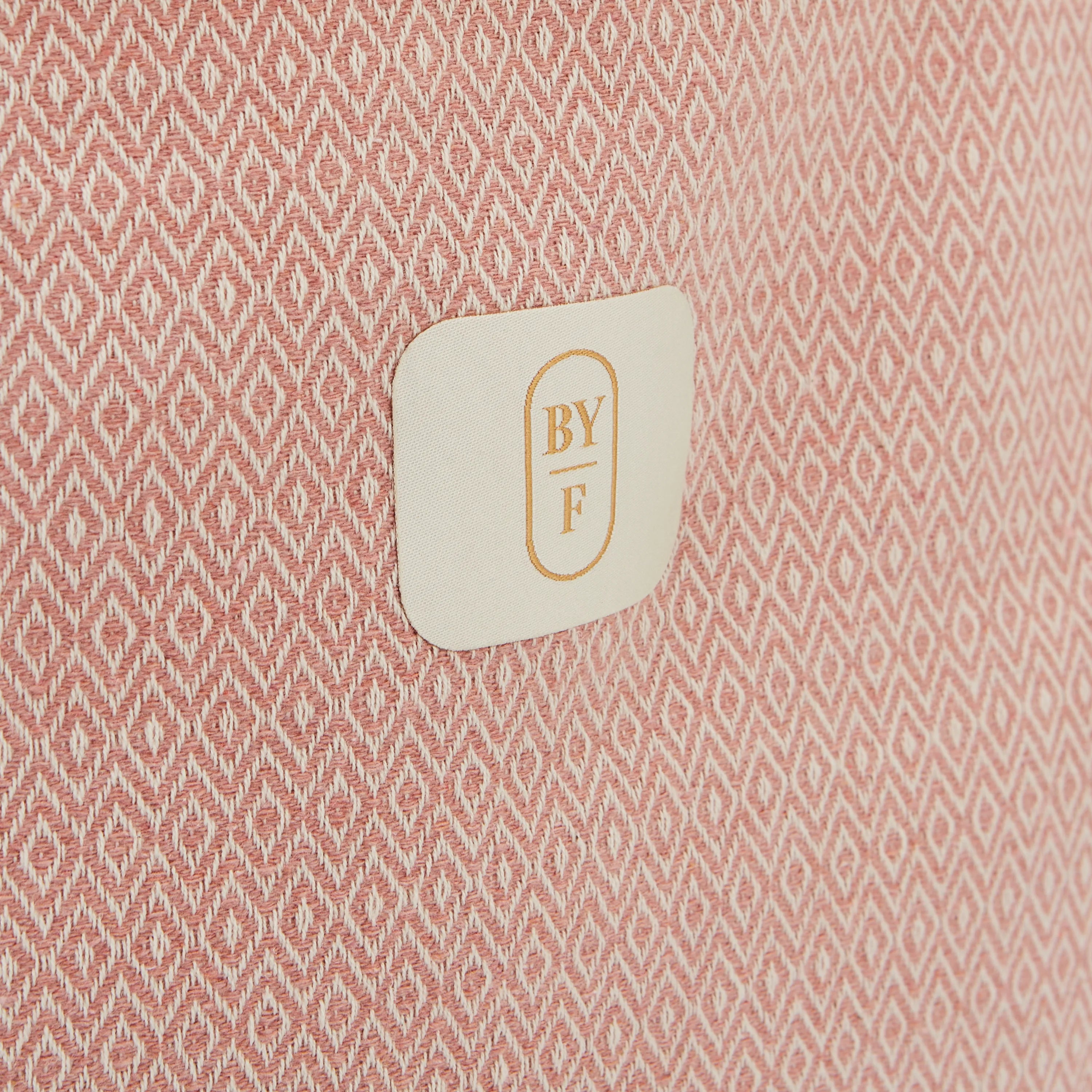 Zoom in op de poederroze strandtas - DOOR FOUTAS