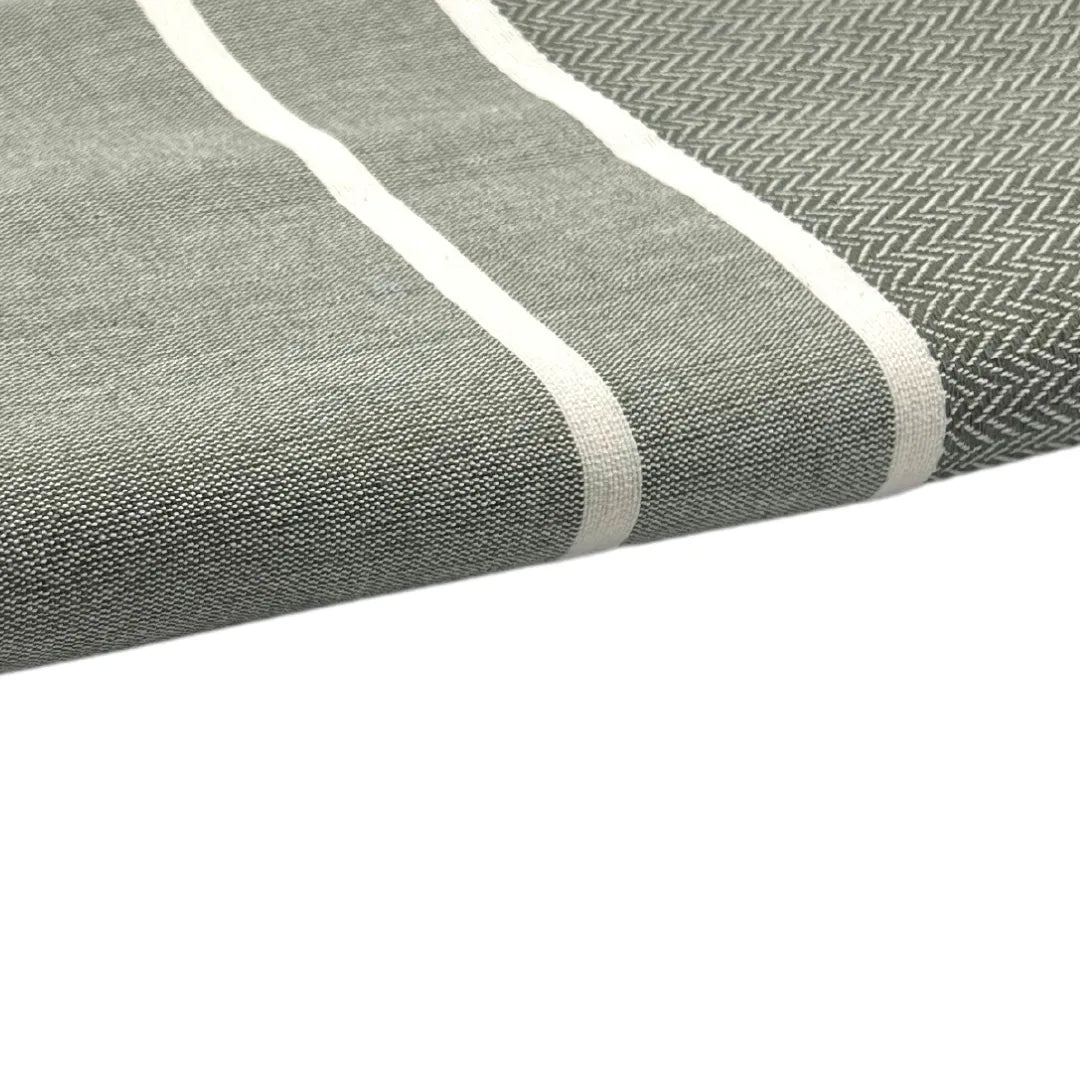 Zoom in op de Olijfgroene Chevron Fouta - DOOR FOUTAS