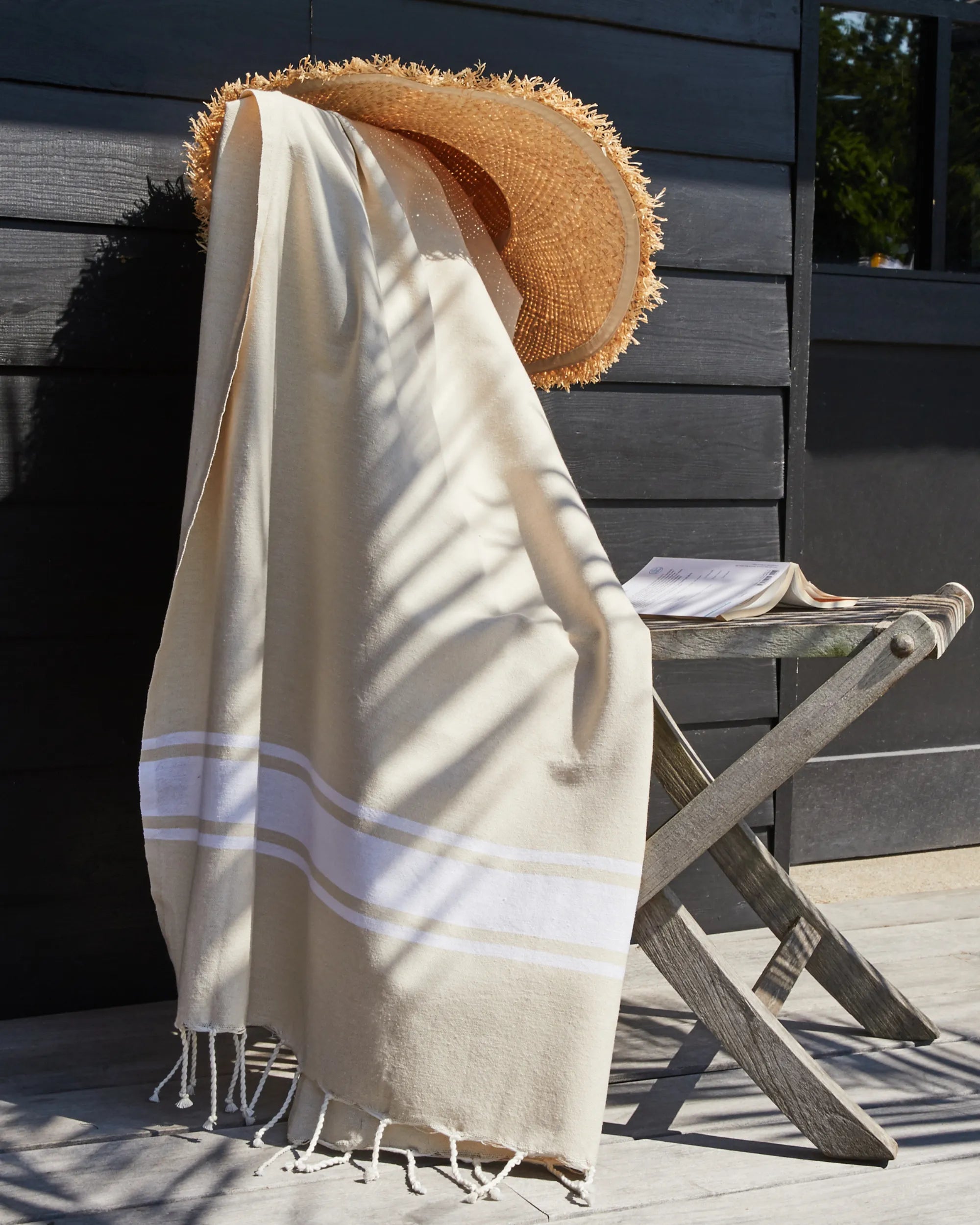 Beige fouta op een stoel