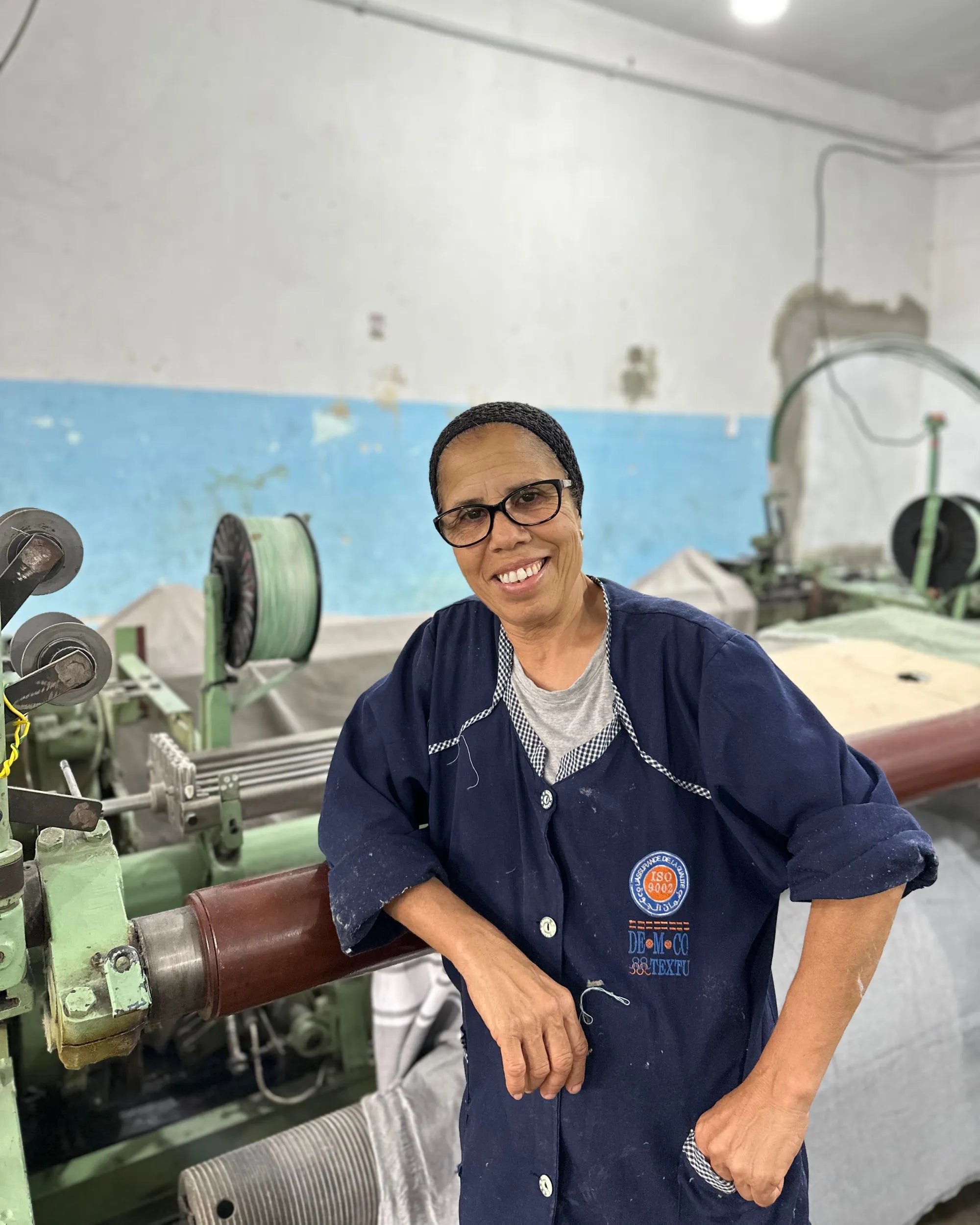 Handwerkster poseert voor een weefgetouw - DOOR FOUTAS