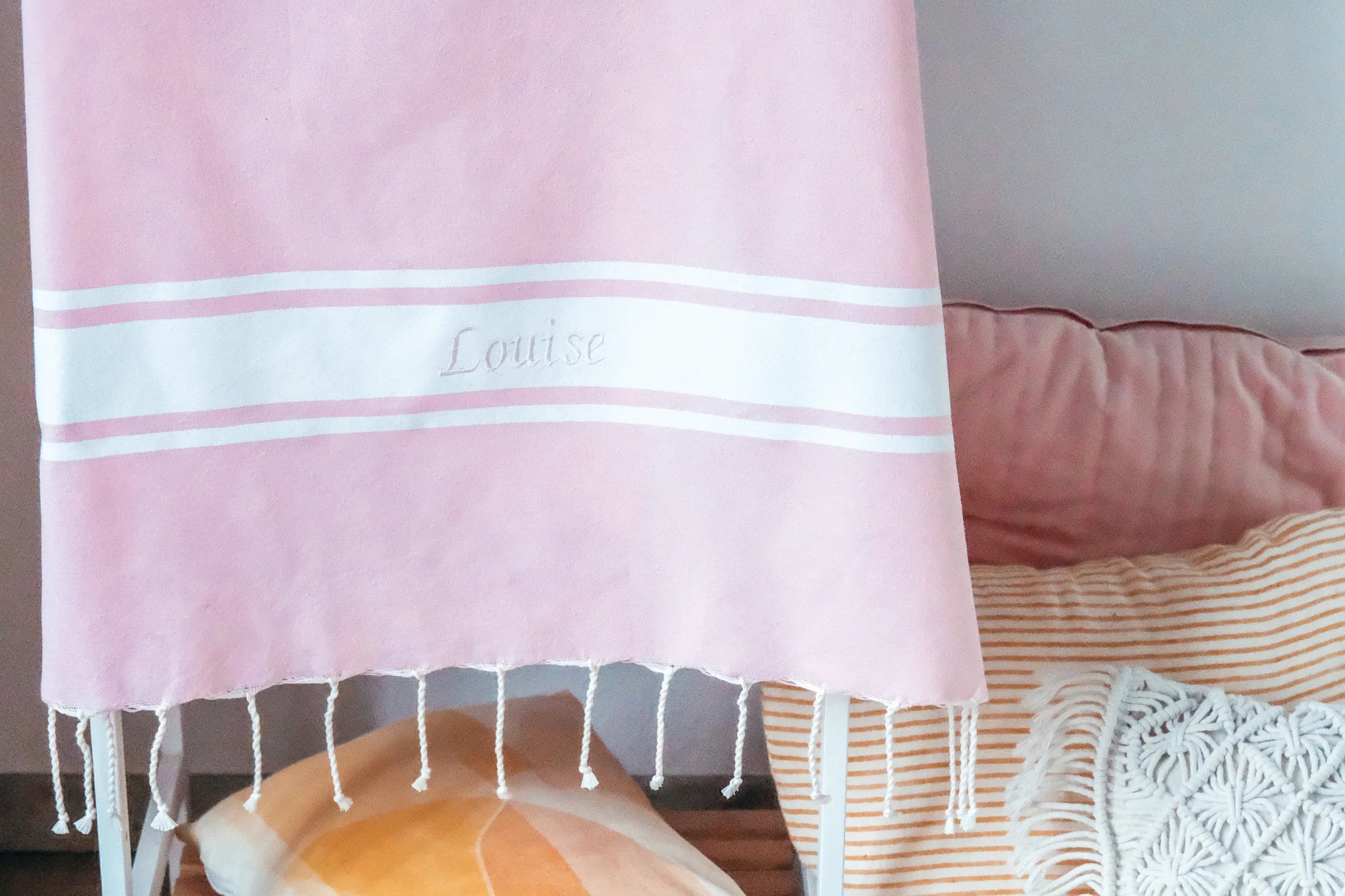 Une fouta brodée pour une naissance : un cadeau personnalisé et intemporel