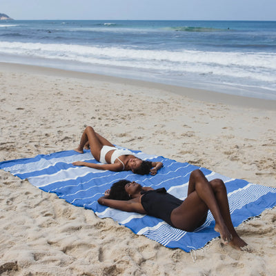 Frau benutzt Strandtücher XXL Ocean Blue - BY FOUTAS