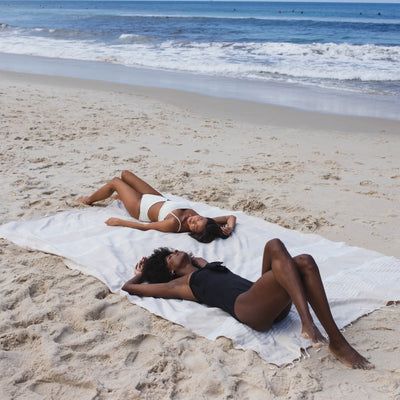 Woman using an XXL Sahara Fouta - BY FOUTAS
