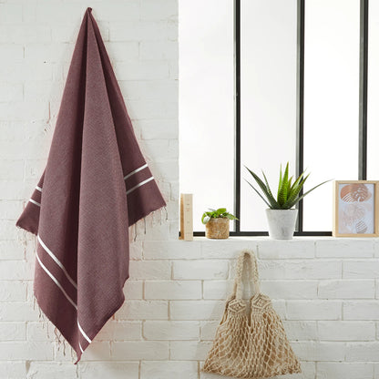 Femme utilisant une Fouta Chevron Personnalisable Terracotta - BY FOUTAS