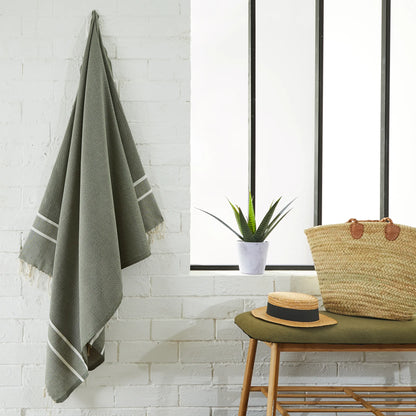 Femme utilisant une Fouta Chevron Vert Olive - BY FOUTAS