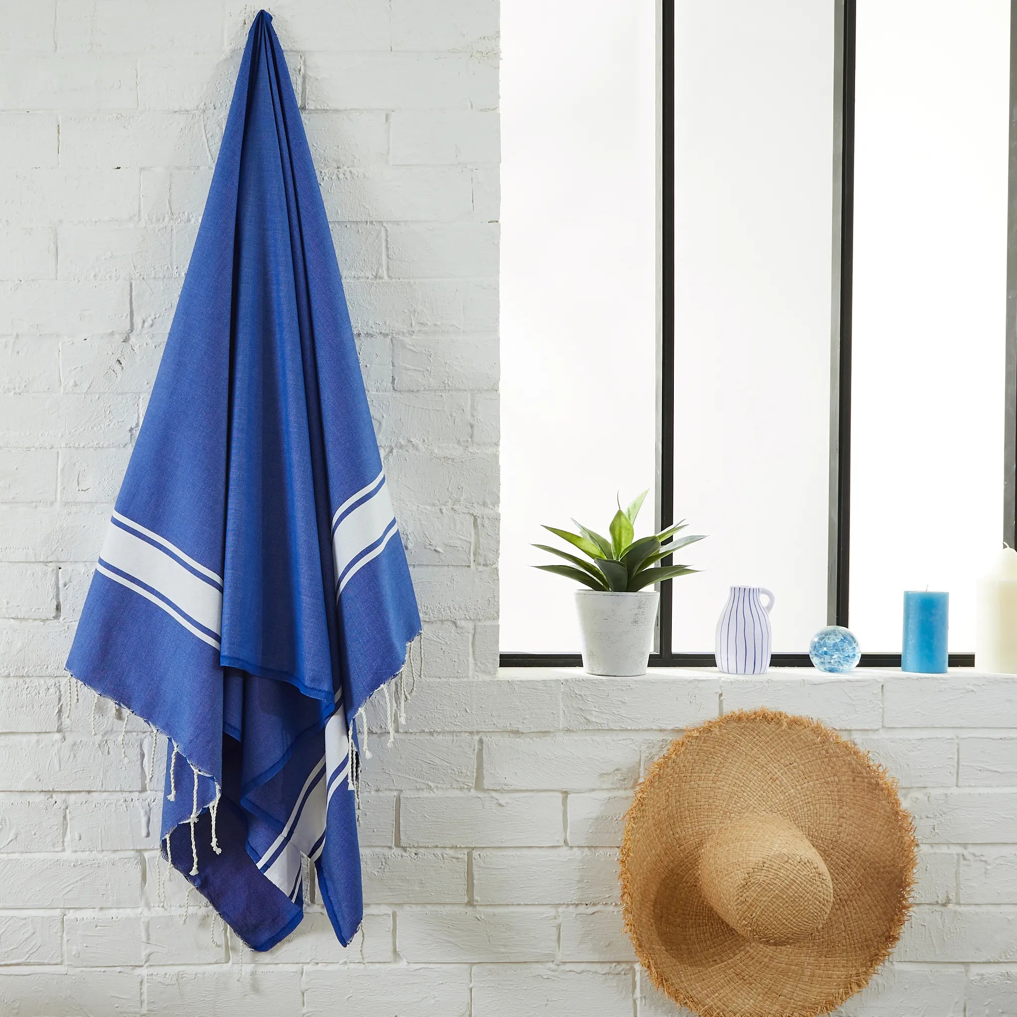 Femme utilisant une Fouta Classique Personnalisable Bleu Océan - BY FOUTAS