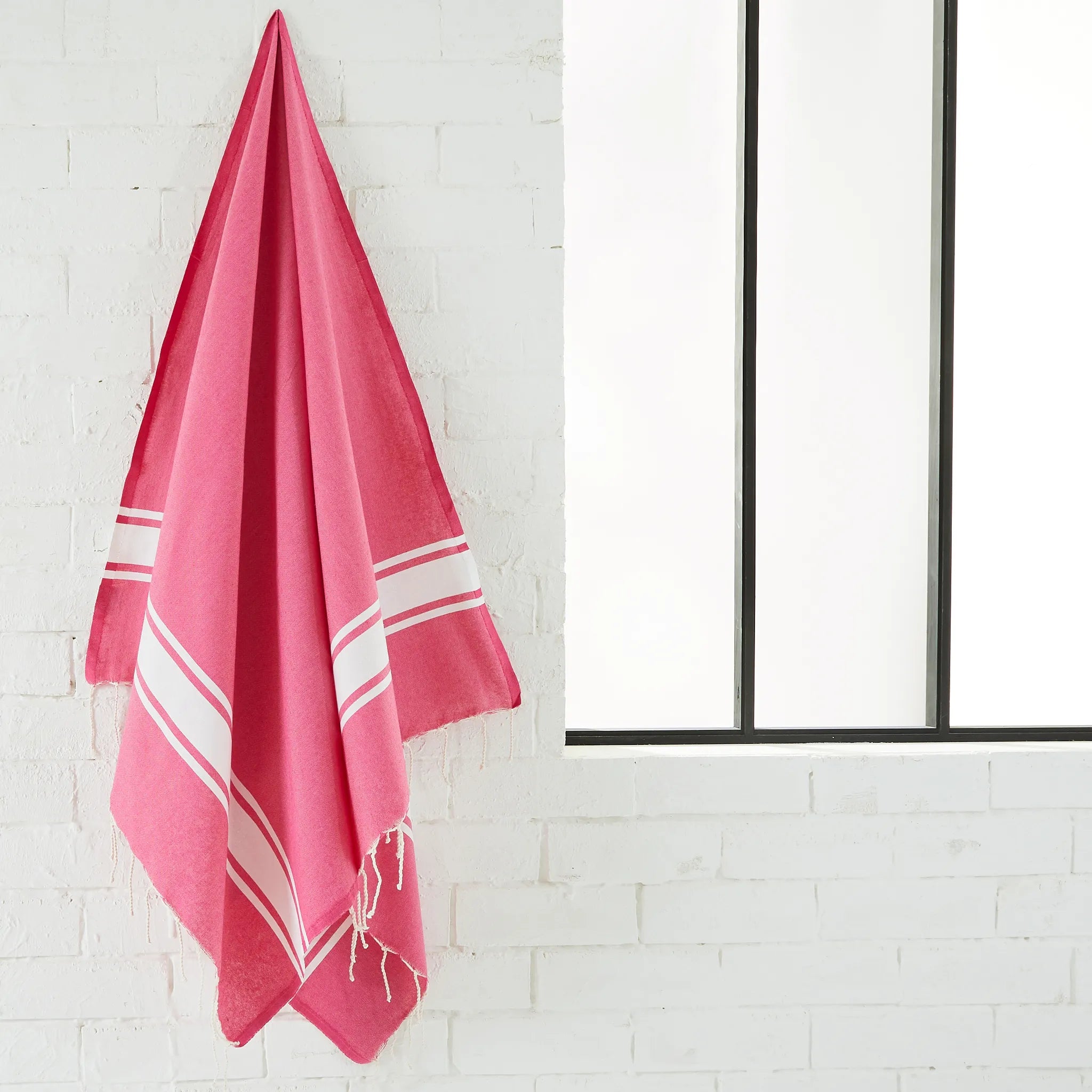 Femme utilisant une Fouta Classique Fuchsia - BY FOUTAS