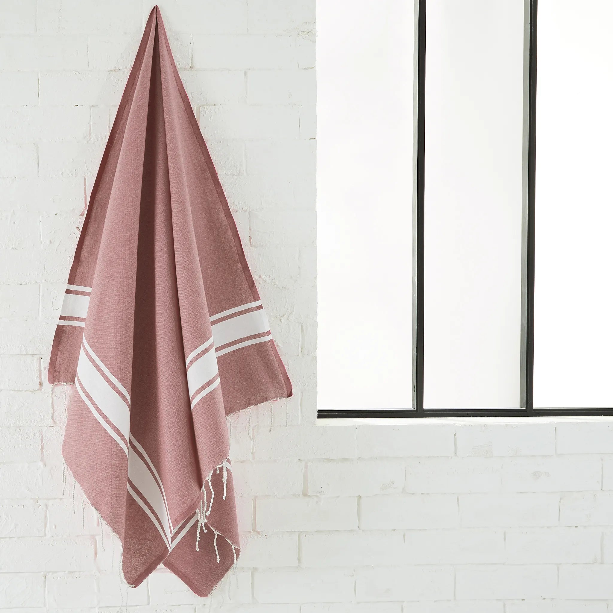 Femme utilisant une Fouta Classique Rose Poudré - BY FOUTAS