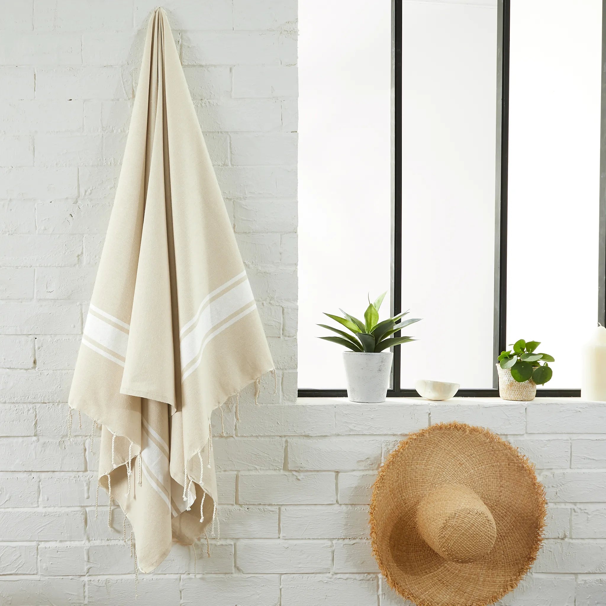 Femme utilisant une Fouta Classique Sahara - BY FOUTAS