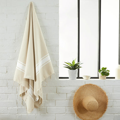 Femme utilisant une Fouta Classique Sahara - BY FOUTAS