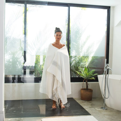 Woman using a White/Grey Terry lined Fouta - BY FOUTAS