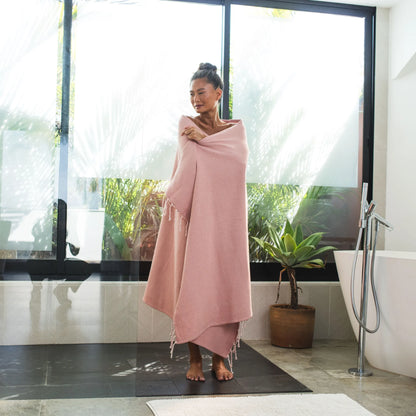 Femme utilisant une Fouta Eponge Rose Poudré - BY FOUTAS