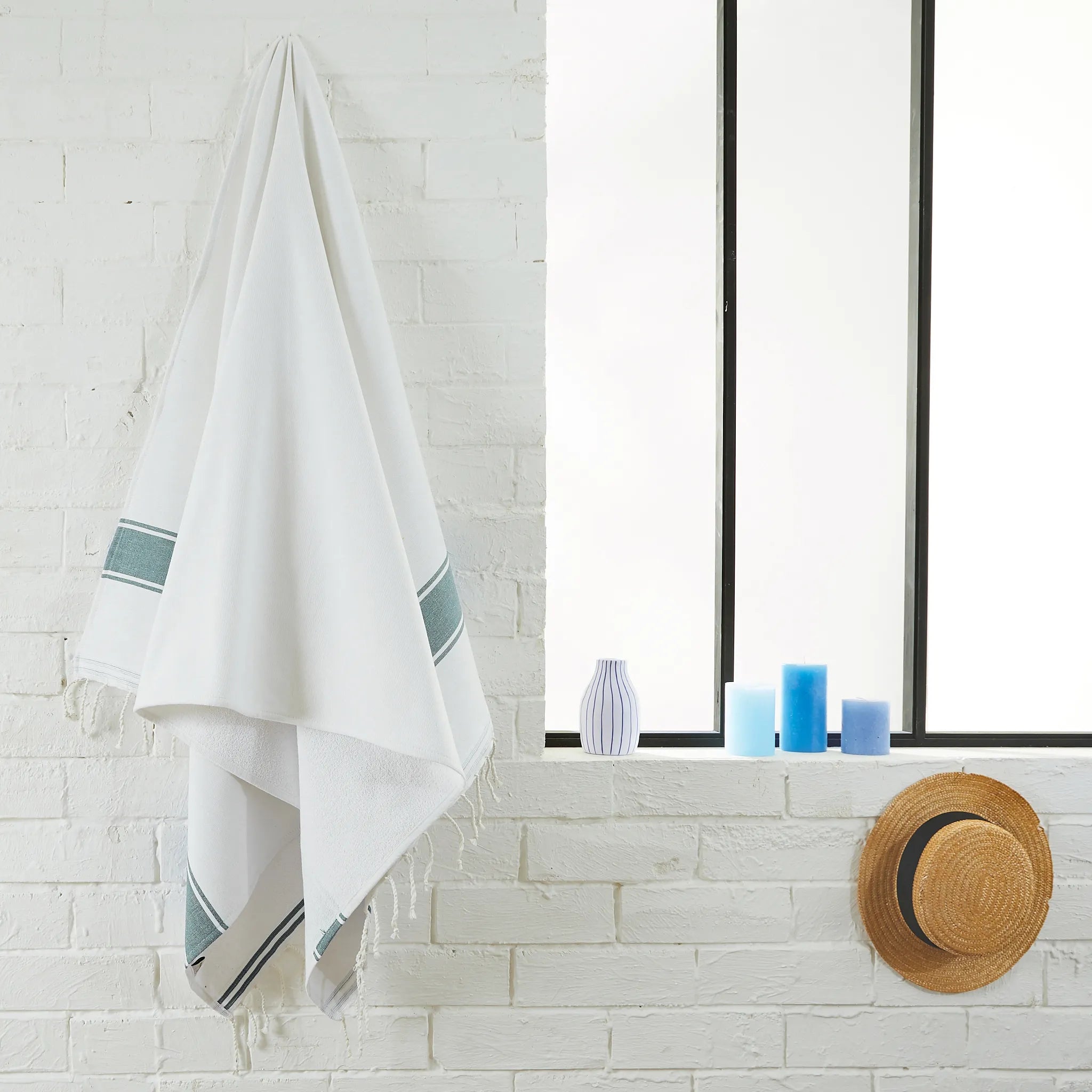 Femme utilisant une Fouta Eponge Blanc/Bleu Canard - BY FOUTAS