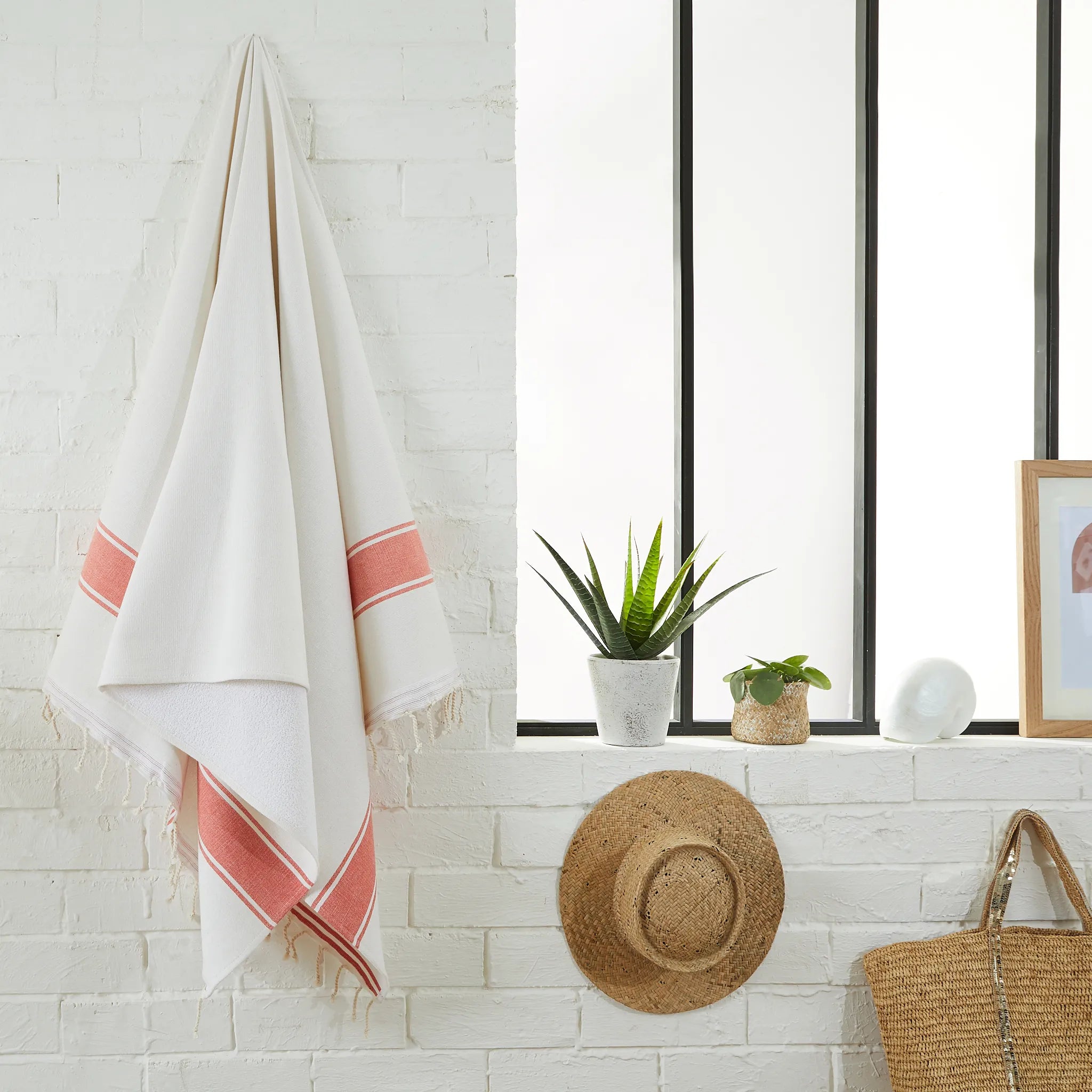 Femme utilisant une Fouta Eponge Blanc/Mandarine - BY FOUTAS