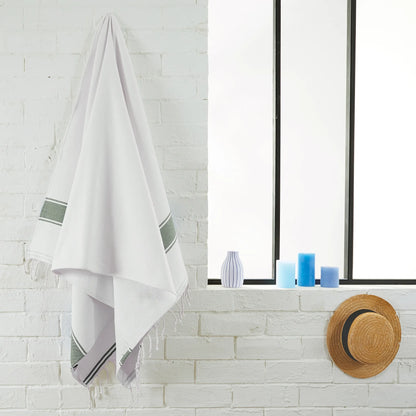 Femme utilisant une Fouta Eponge Blanc/Vert Olive - BY FOUTAS