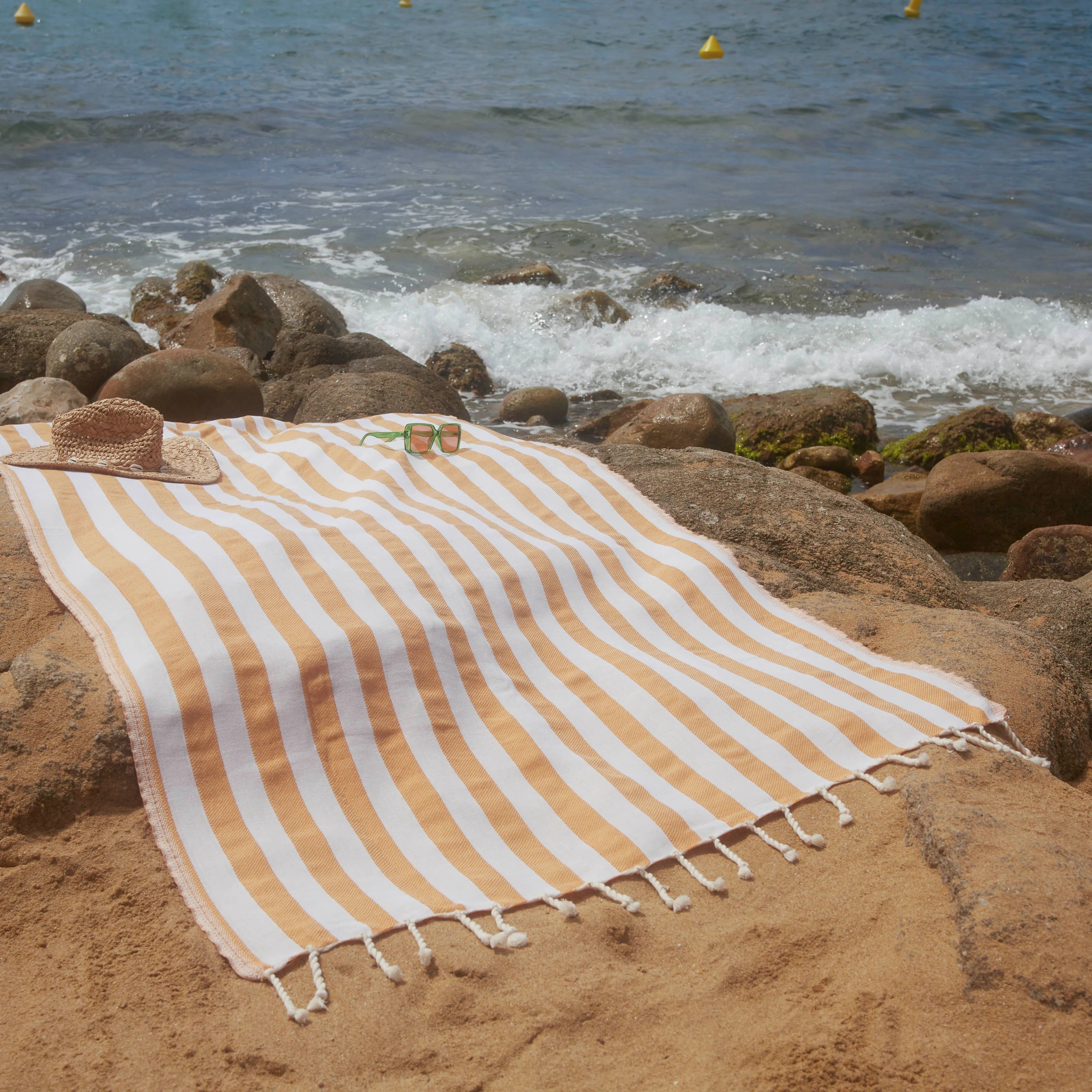 Femme utilisant une Fouta Positano Jaune Moutarde - BY FOUTAS