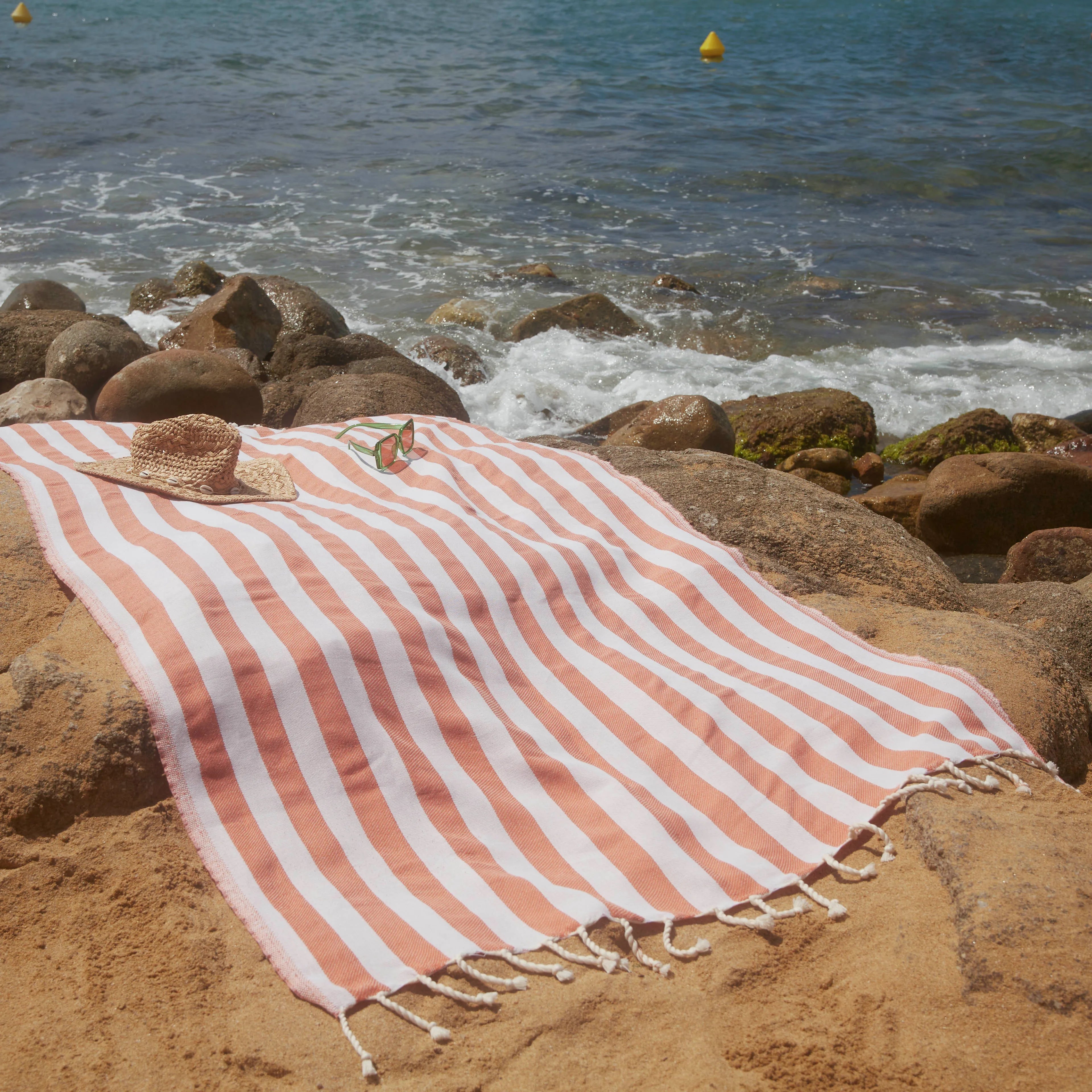 Femme utilisant une Fouta Positano Pêche - BY FOUTAS