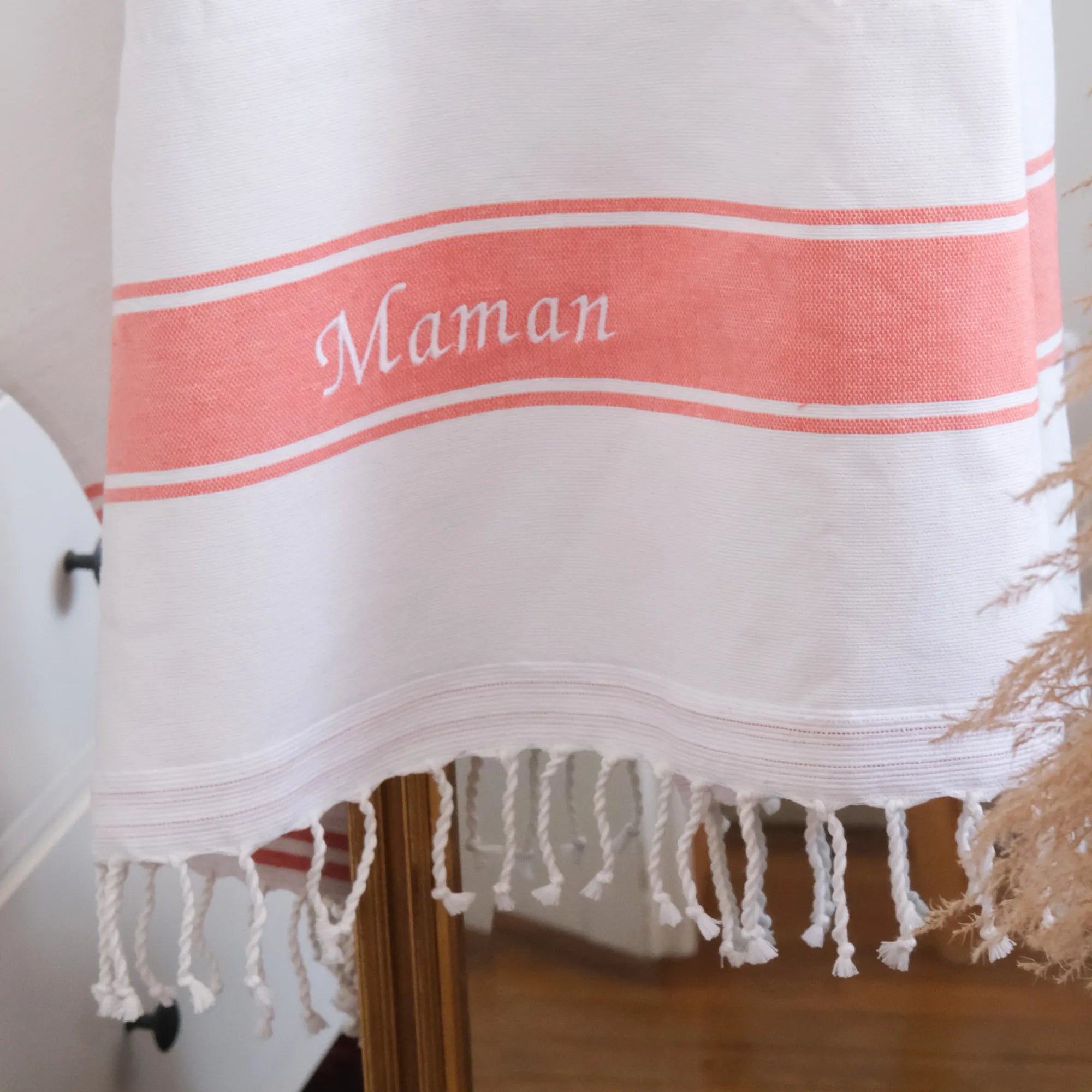 Fouta personnalisée avec une broderie "Maman" - BY FOUTAS