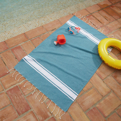 Femme utilisant une Fouta Enfant Bleu Canard - BY FOUTAS