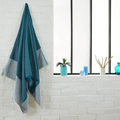 Packshot photo of the Fuchsia Honeycomb Fouta - BY FOUTAS