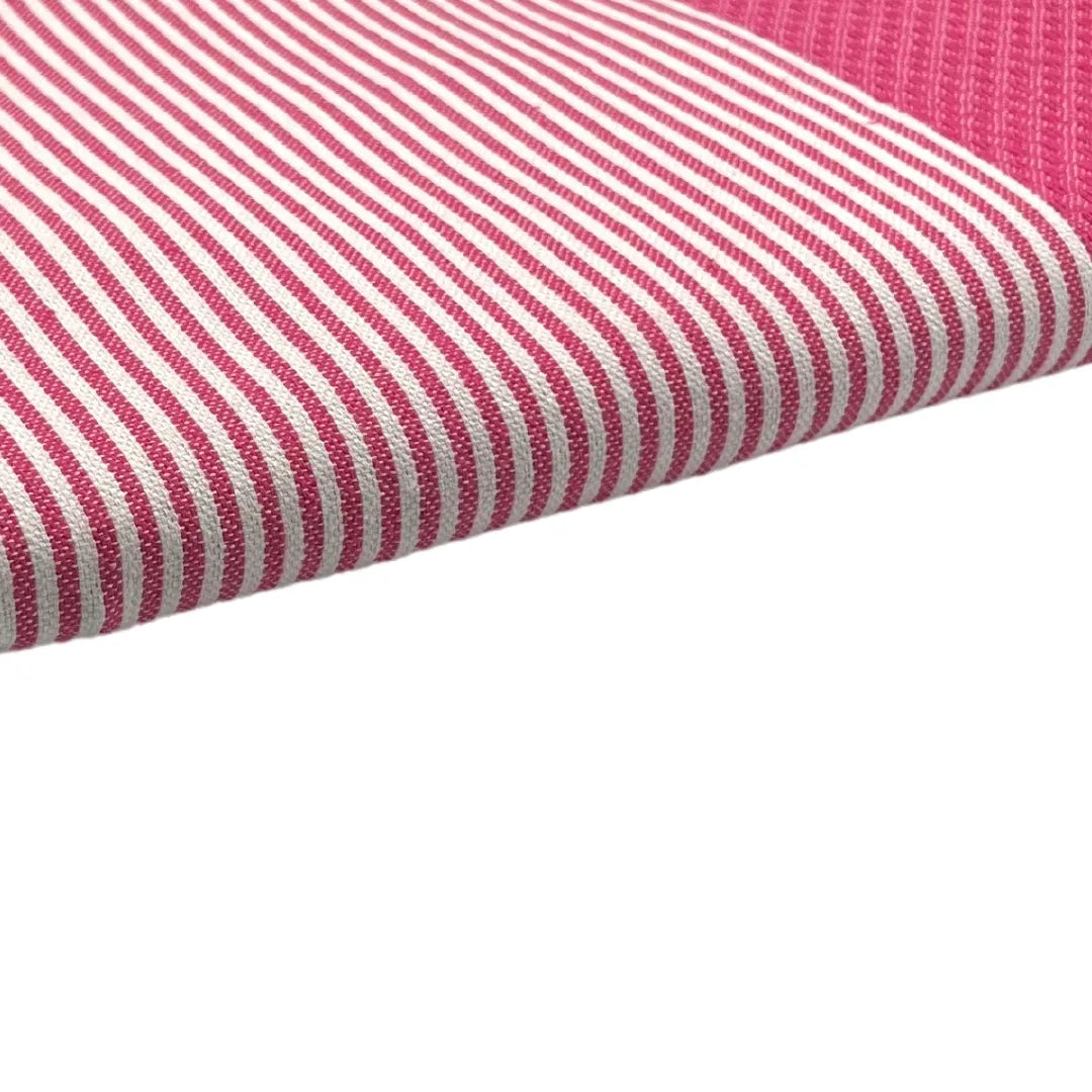 Zoom sur la Fouta Nid d'abeille Fuchsia - BY FOUTAS