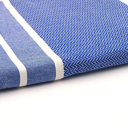 Zoom sur la Fouta Chevron Personnalisable Bleu Océan - BY FOUTAS